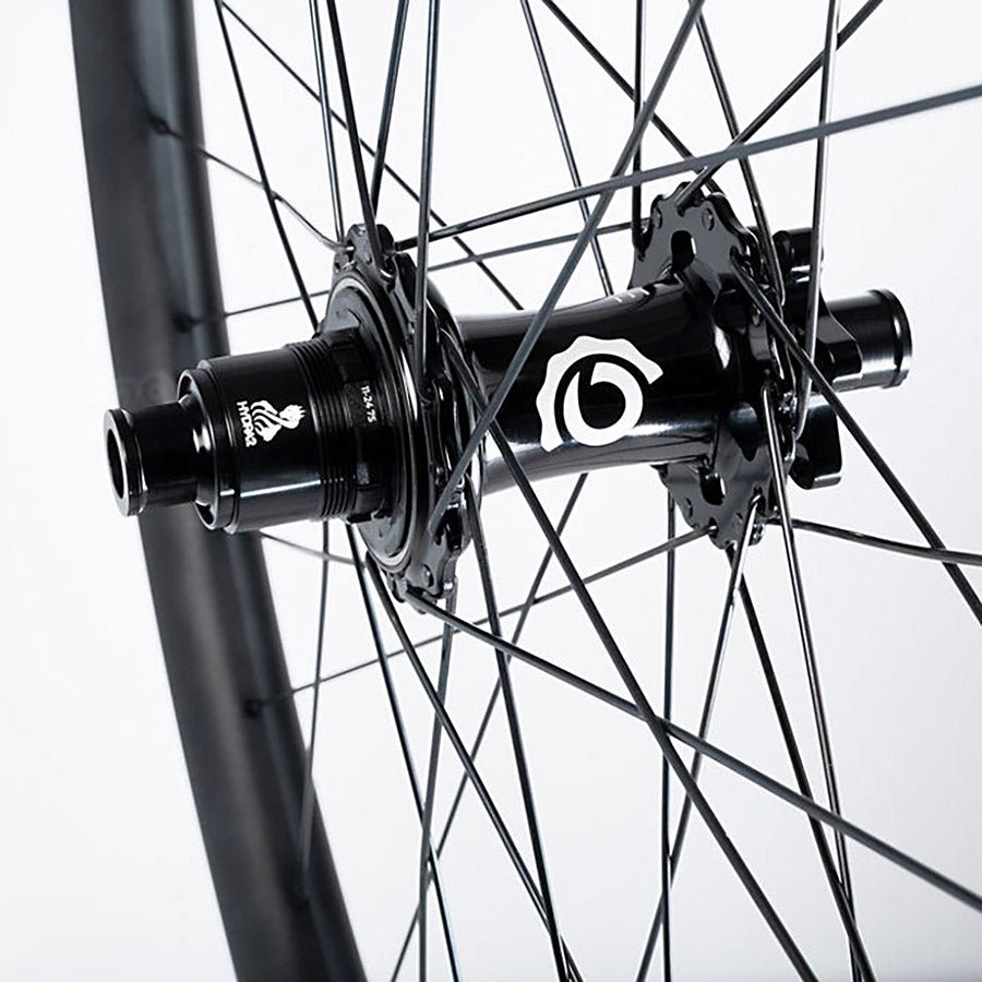 Wheels Industry Nine Industry Nine Hydra 2 Enduro S Wheel Rear 29 / 622 Holes: 32 12mm TA 148mm Disc IS 6-bolt Shimano Micro Spline White Smoke