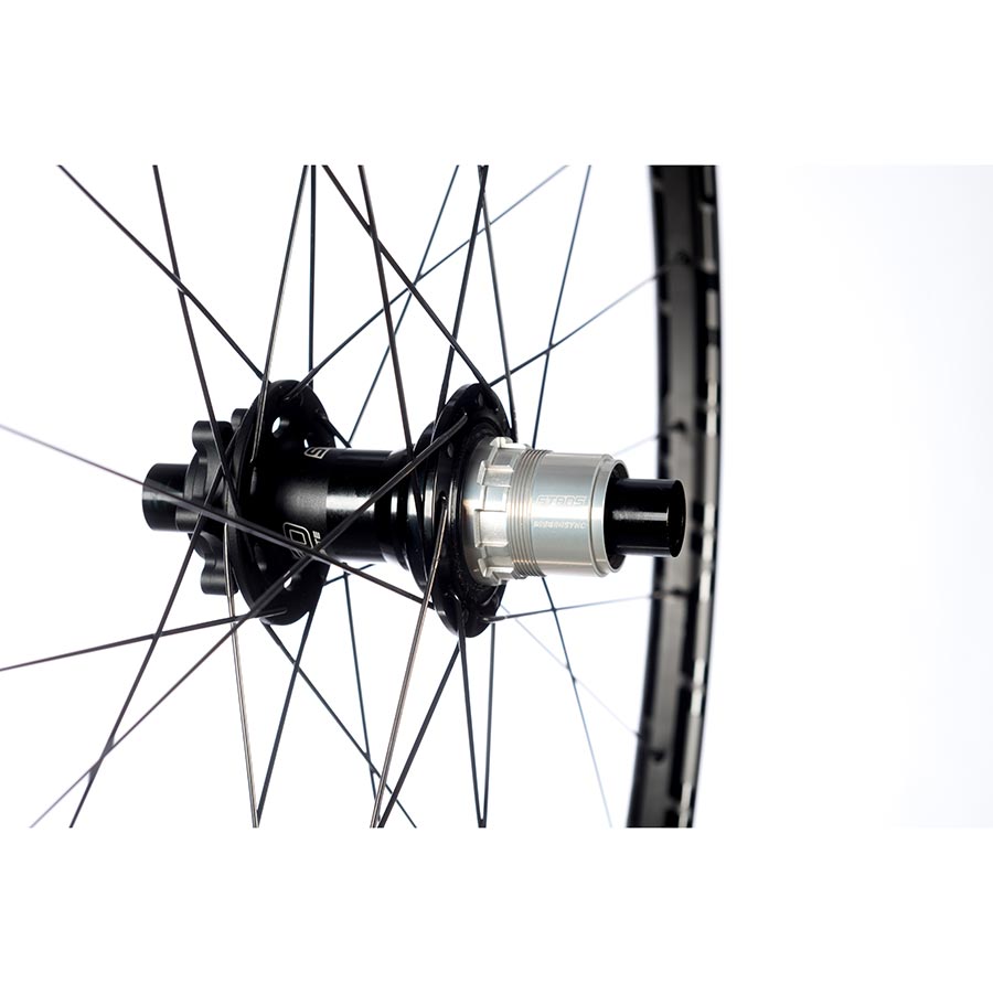 Wheels Stans No Tubes Stans No Tubes Podium SRD Wheel Rear 29 / 622 Holes: 28 12mm TA 148mm Disc IS 6-bolt Shimano Micro Spline White Smoke