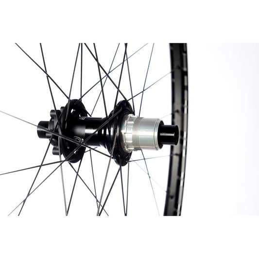 Wheels Stans No Tubes Stans No Tubes Podium SRD Wheel Rear 29 / 622 Holes: 28 12mm TA 148mm Disc IS 6-bolt Shimano Micro Spline White Smoke